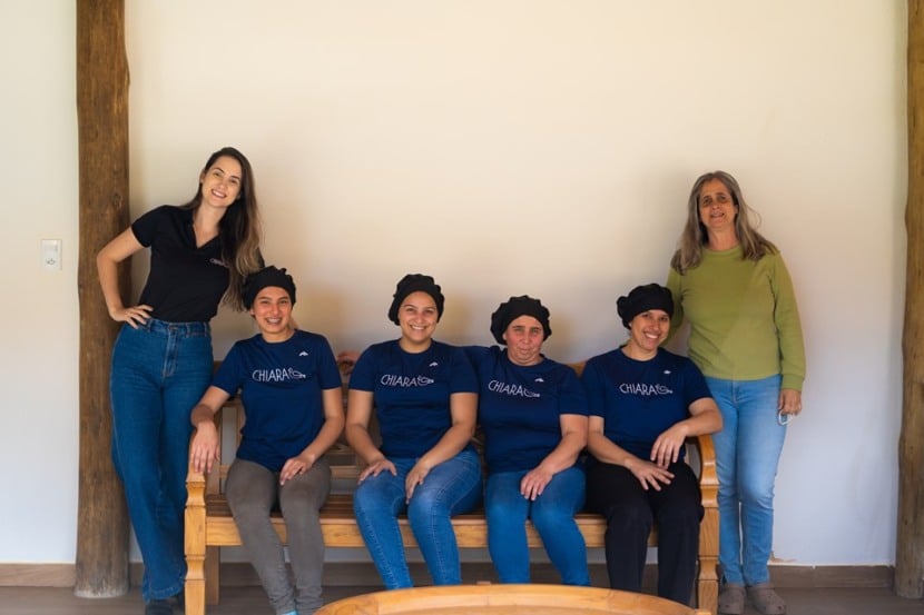 Na Fazenda Marapé, em Brejetuba, mulheres dedicadas dão origem ao Café Chiara, aroma que já conquista a Europa. Na foto, Camila Vivacqua (esquerda) e Andrea Vivacqua (direita) com as colaboradoras.