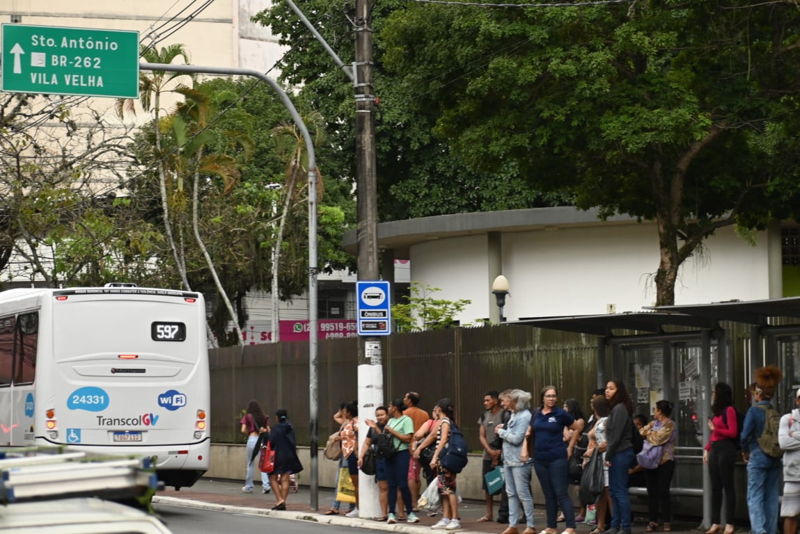 Pontos de ônibus lotados em Vitória