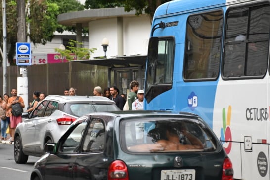 Pontos de ônibus lotados em Vitória