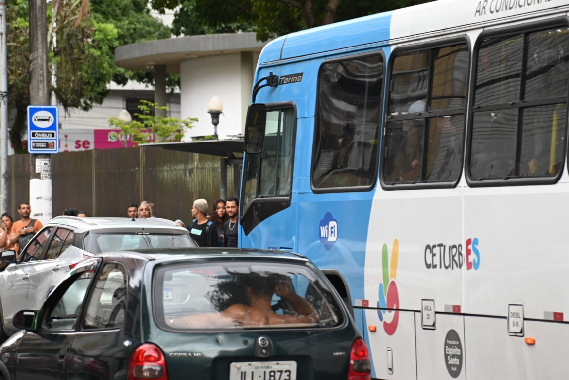 Pontos de ônibus lotados em Vitória Pontos de ônibus lotados em Vitória