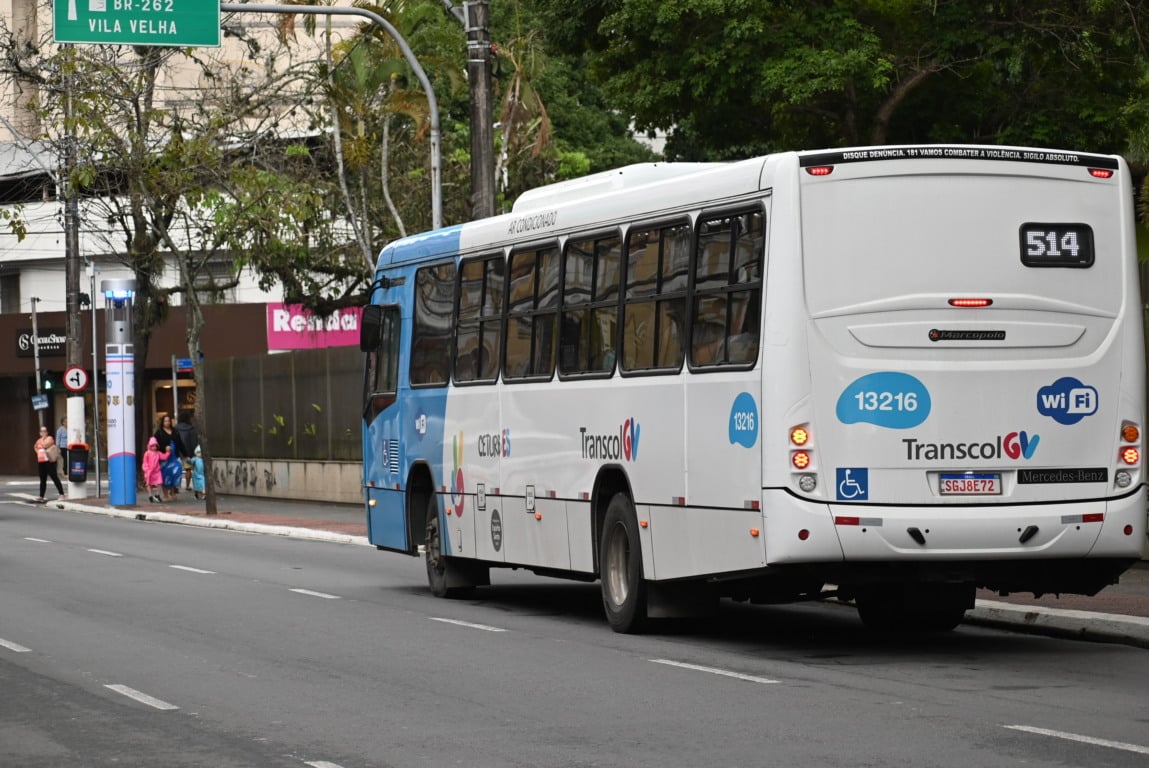 Pontos de ônibus lotados em Vitória