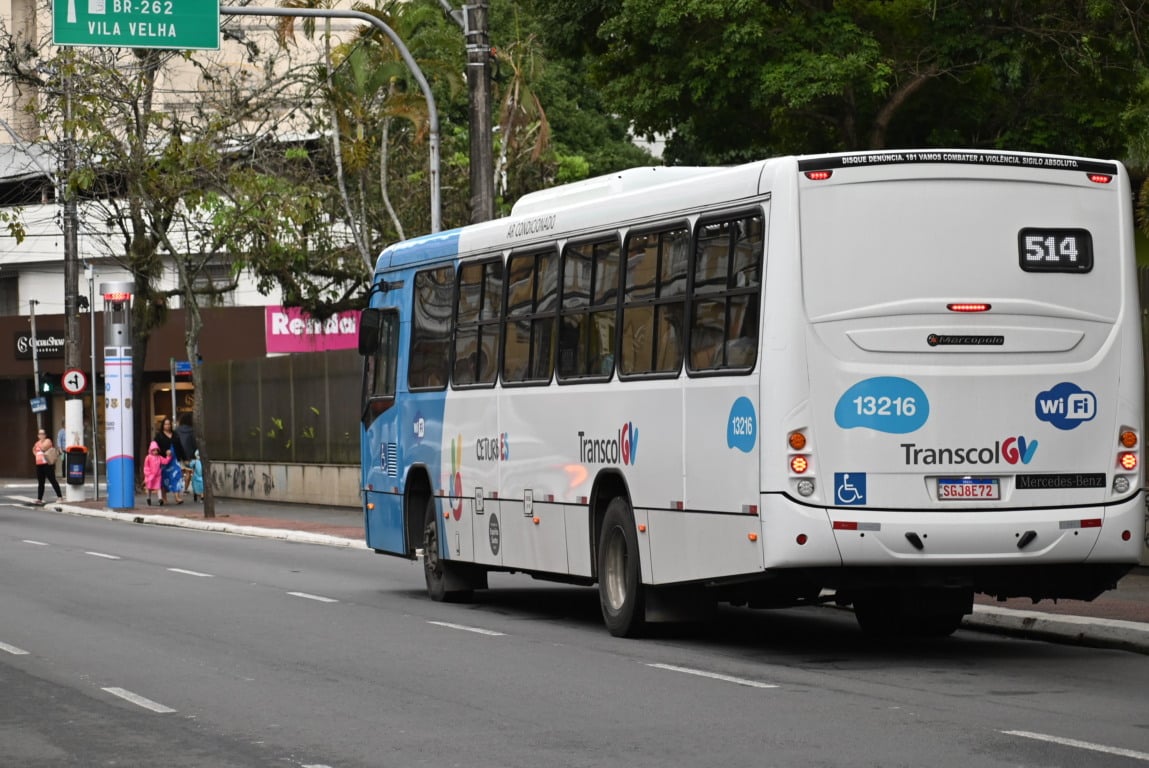 Pontos de ônibus lotados em Vitória