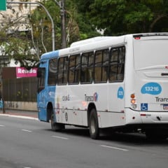 Pontos de ônibus lotados em Vitória