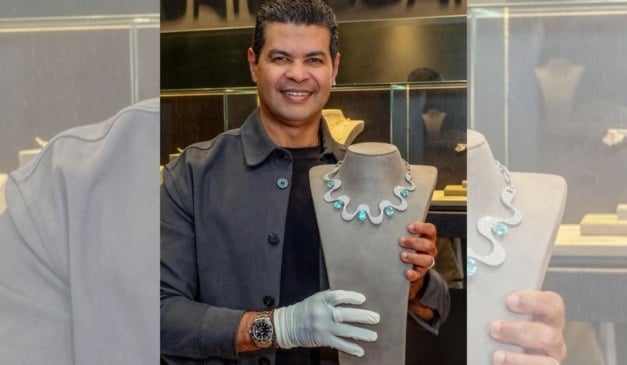 Dorion Soares com uma de suas criações icônicas: colar Copacabana, desenvolvido pelo designer para exposição na feira de Mônaco, com 49,30 quilates de turmalinas Paraíba e 2.846 diamantes - Diego Morales. Foto: Acervo pessoal