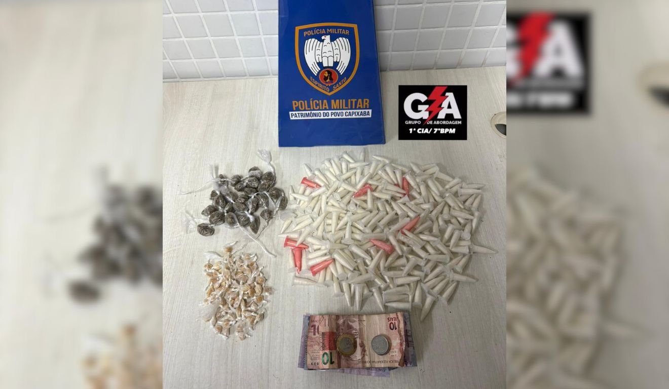 Mais de 200 pinos de cocaína, além de pedras de crack, maconha e dinheiro foram apreendidos. Foto: Reprodução/TV Vitória