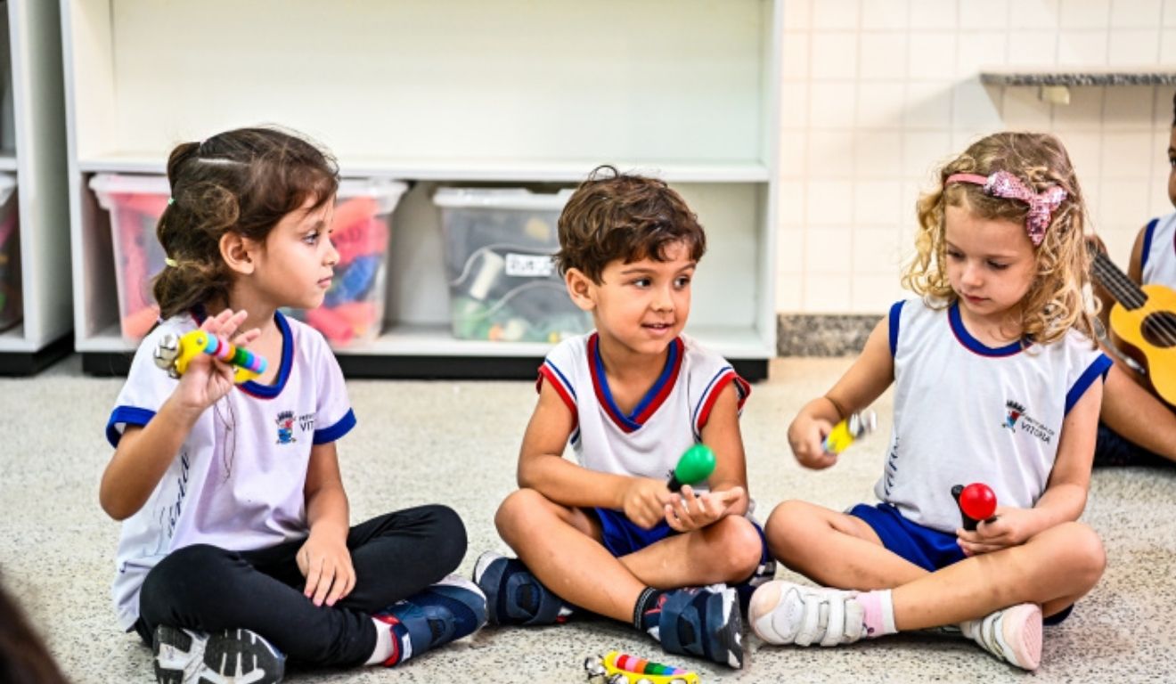 Dentre as funções estão o auxílio da higienização e o acompanhamento, no repouso, na alimentação, na locomoção e em atividades extraclasse realizadas com as crianças nas unidades de ensino.  Foto: Divulgação/ PMV