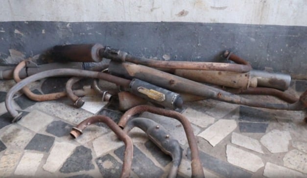 Escapamentos adulterados apreendidos na operação. Foto: Guarda de Viana/Divulgação