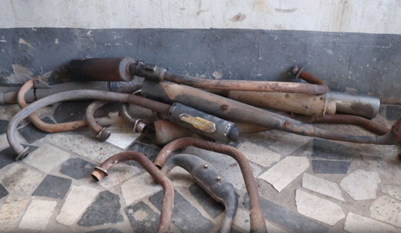 Escapamentos adulterados apreendidos na operação. Foto: Guarda de Viana/Divulgação