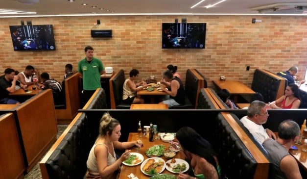 Em agosto, 39% das empresas do setor de alimentação fora de casa viram suas receitas crescerem em relação a julho, superando os 34% que registraram queda.  Foto: Tânia Rêgo/ Agência Brasil