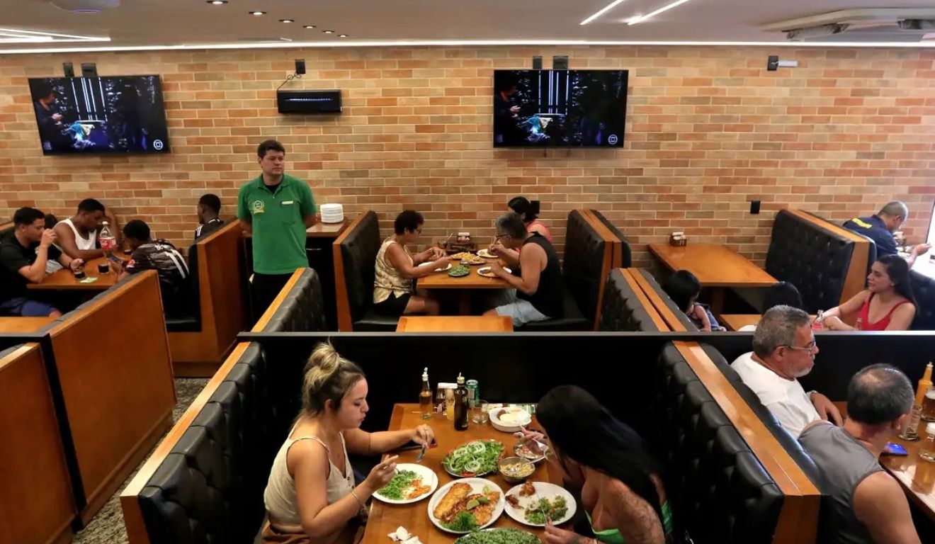 Em agosto, 39% das empresas do setor de alimentação fora de casa viram suas receitas crescerem em relação a julho, superando os 34% que registraram queda.  Foto: Tânia Rêgo/ Agência Brasil