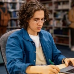 Estudante usando IA