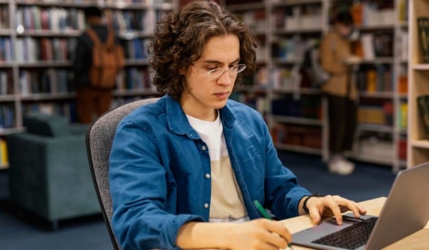 Estudante usando IA