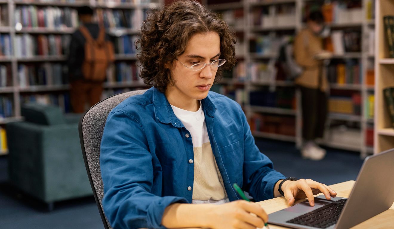 Estudante usando IA