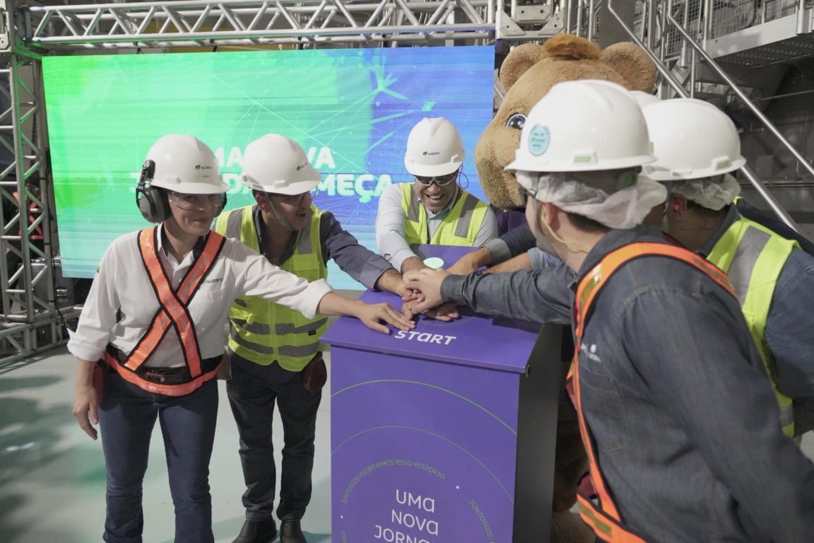 Executivos da Suzano iniciam as operações da fábrica de papel de Aracruz, que gerou 660 empregos temporários e 214 postos diretos e indiretos. Crédito: Divulgação Executivos da Suzano iniciam as operações da fábrica de papel de Aracruz, que gerou 660 empregos temporários e 214 postos diretos e indiretos. Crédito: Divulgação