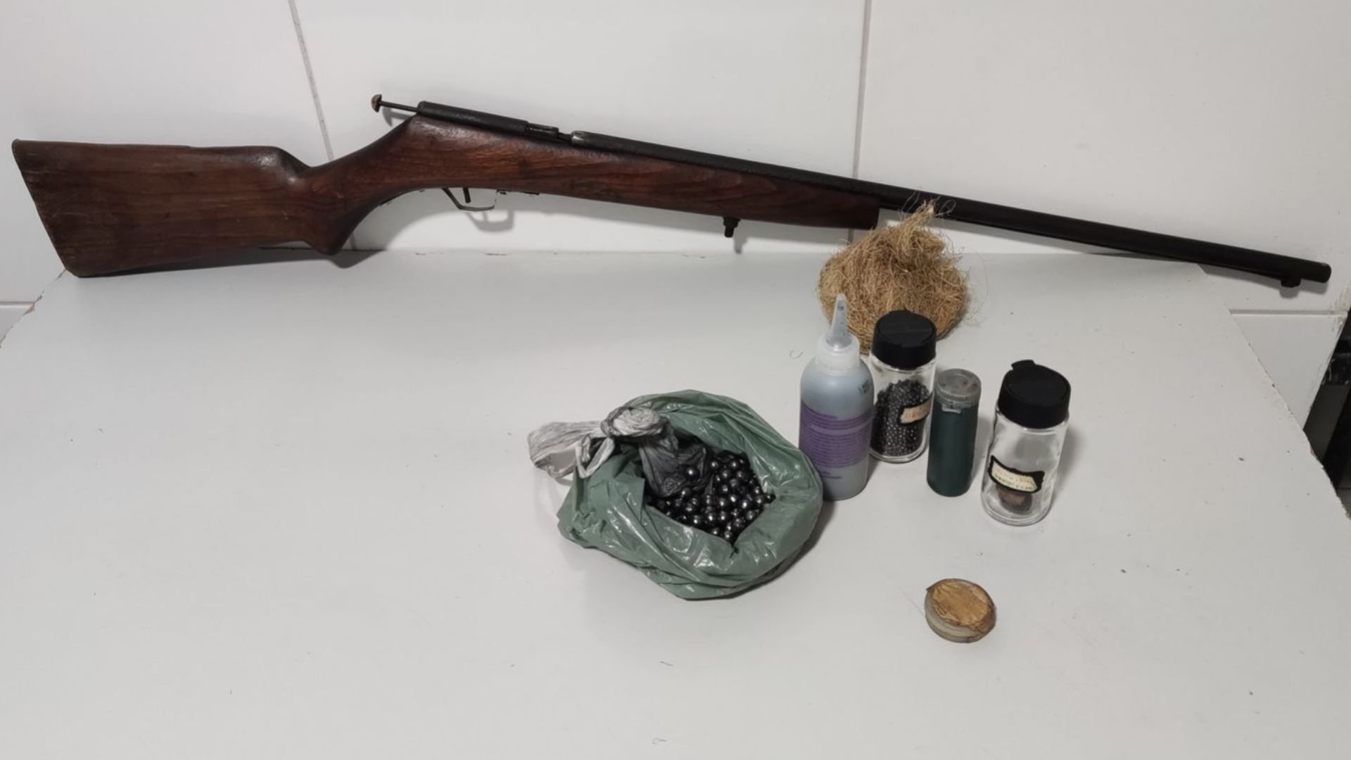 Armas utilizadas pelo pai (Foto: SESP)