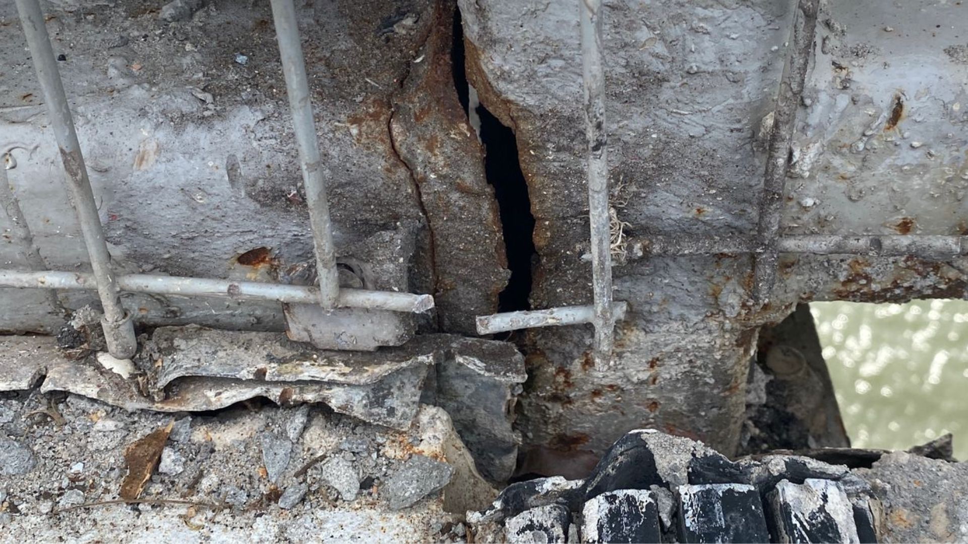 Ciclovia da Terceira Ponte com grades quebradas (Foto: Thiago Soares)