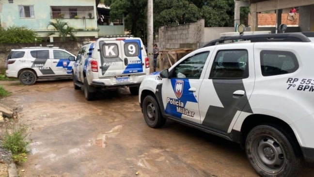 Carros da Polícia Militar em Flexal (Foto/reprodução: TV Vitória)