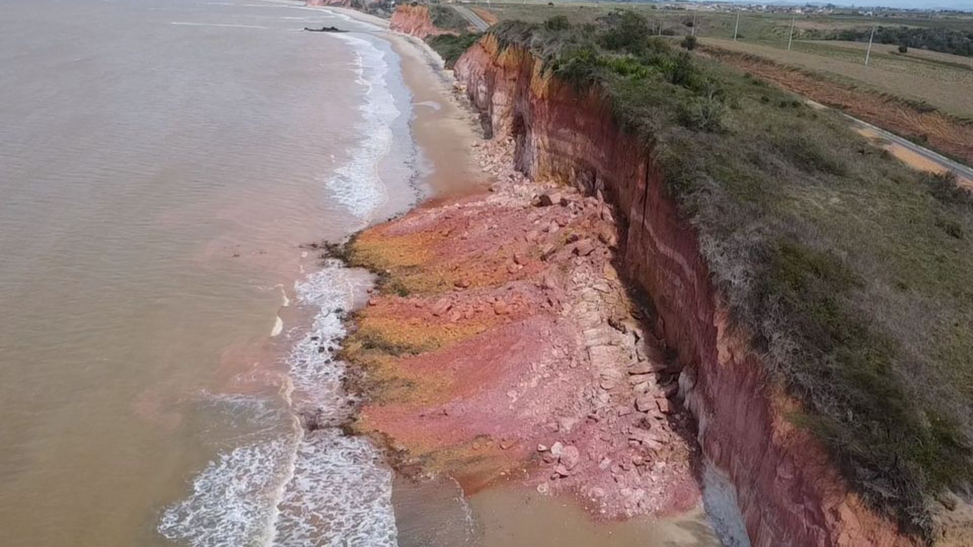 Queda falésias Marataízes (Foto/Divulgação: Defesa Civil)
