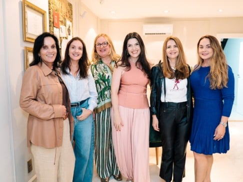 Coração sai pulsante do peito na nova coleção da designer de joias Carla Buaiz