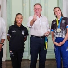 Ginastas são recebidas pelo governador Renato Casagrande no Palácio Anchieta.