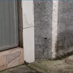 Guerra de facções deixa dois feridos em Balneário de Carapebus tiros balas paredes