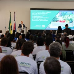 Representantes de produtores da agricultura familiar estiveram no Palácio Anchieta para entrega do projeto sobre compras de produtos locais. Crédito: Hélio Filho/Secom