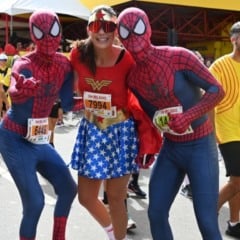 Homem-Aranha, Chaves e Mulher-Maravilha corredores se divertem na Dez Milhas Garoto