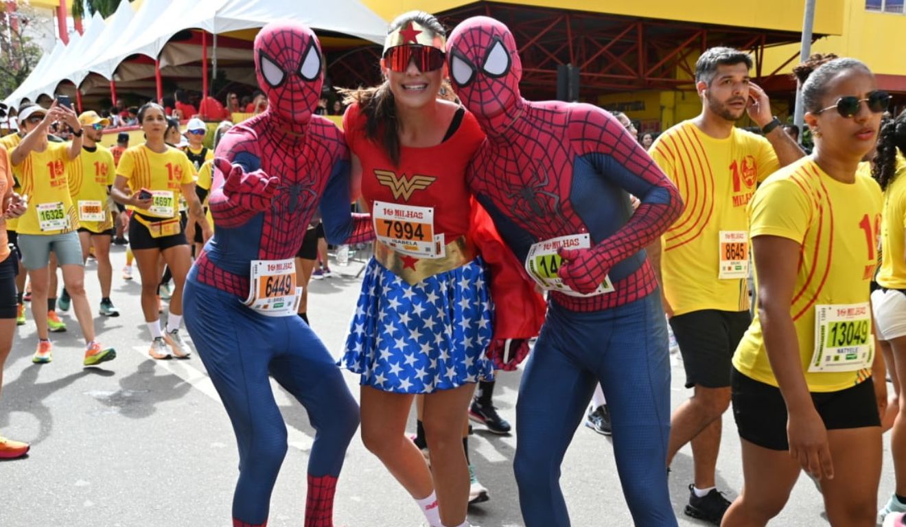 Homem-Aranha, Chaves e Mulher-Maravilha corredores se divertem na Dez Milhas Garoto