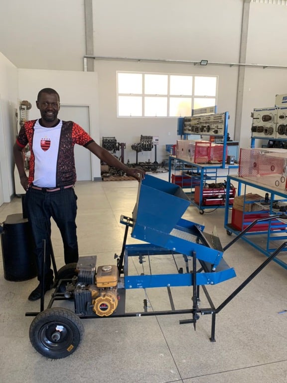 Peneirador de café portátil desenvolvido por produtor rural capixaba recebeu três premiações.