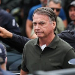 Jair Bolsonaro deixa hospital após procedimento em Brasília