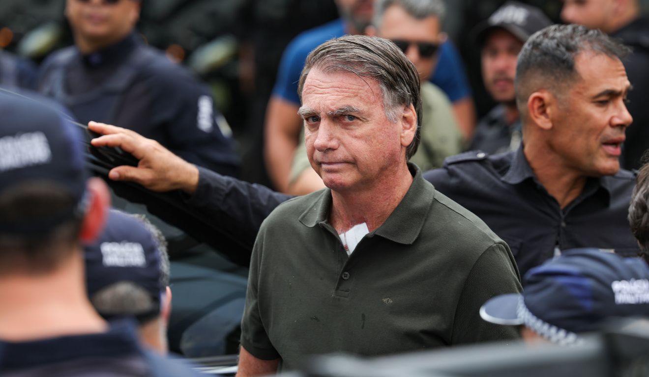 Jair Bolsonaro deixa hospital após procedimento em Brasília