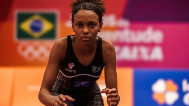 2025.09.15 - Jogos da Juventude CAIXA Brasília 2025 - Wrestling - Cerimônia de premiação da modalidade Wrestling Livre (-71kg) Masculino. A embaixadora atleta Olímpica de Wrestling Giulia Penalber entrega medalhas de bronze para Isaque de Sá Barbatto (ES) e Amir Abdollahzadeh (RO), de prata para Matheus Maxminiano de Souza (RJ) e de ouro para Luis Fernando da Costa Moraes (RR). Foto: Juliana Ávila/COB -IG: @javilaphotos / @timebrasil