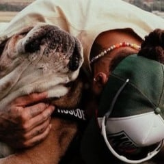 Lewis Hamilton com Roscoe.