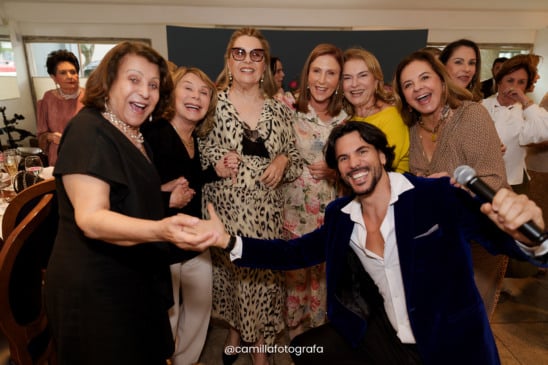 Preview da primavera ao som de André Furlan e 78 amigas brindando a vida