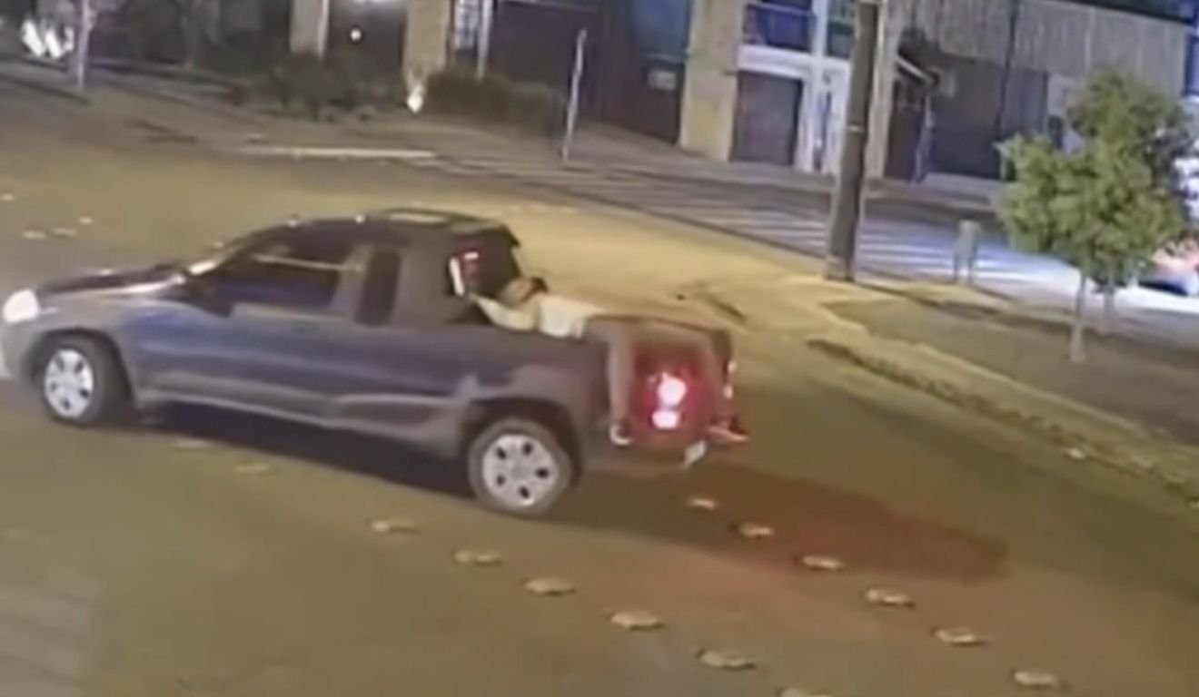 Motociclista foi arremessado e parou em caçamba de caminhonete, que o arrastou após acidente. Foto: Reprodução/R7
