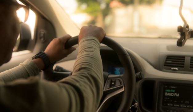 Motorista na direção de carro