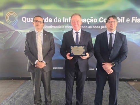 Renato Casagrande exibe o título da nota A+ concedido pelo Tesouro ao Estado. Crédito: Giovani Pagotto/Governo-ES