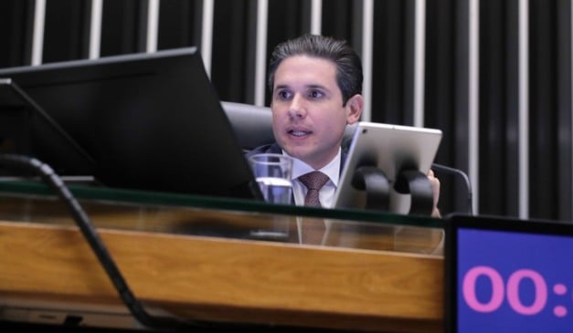 O presidente da Câmara Hugo Motta colocou o requerimento de urgência em votação