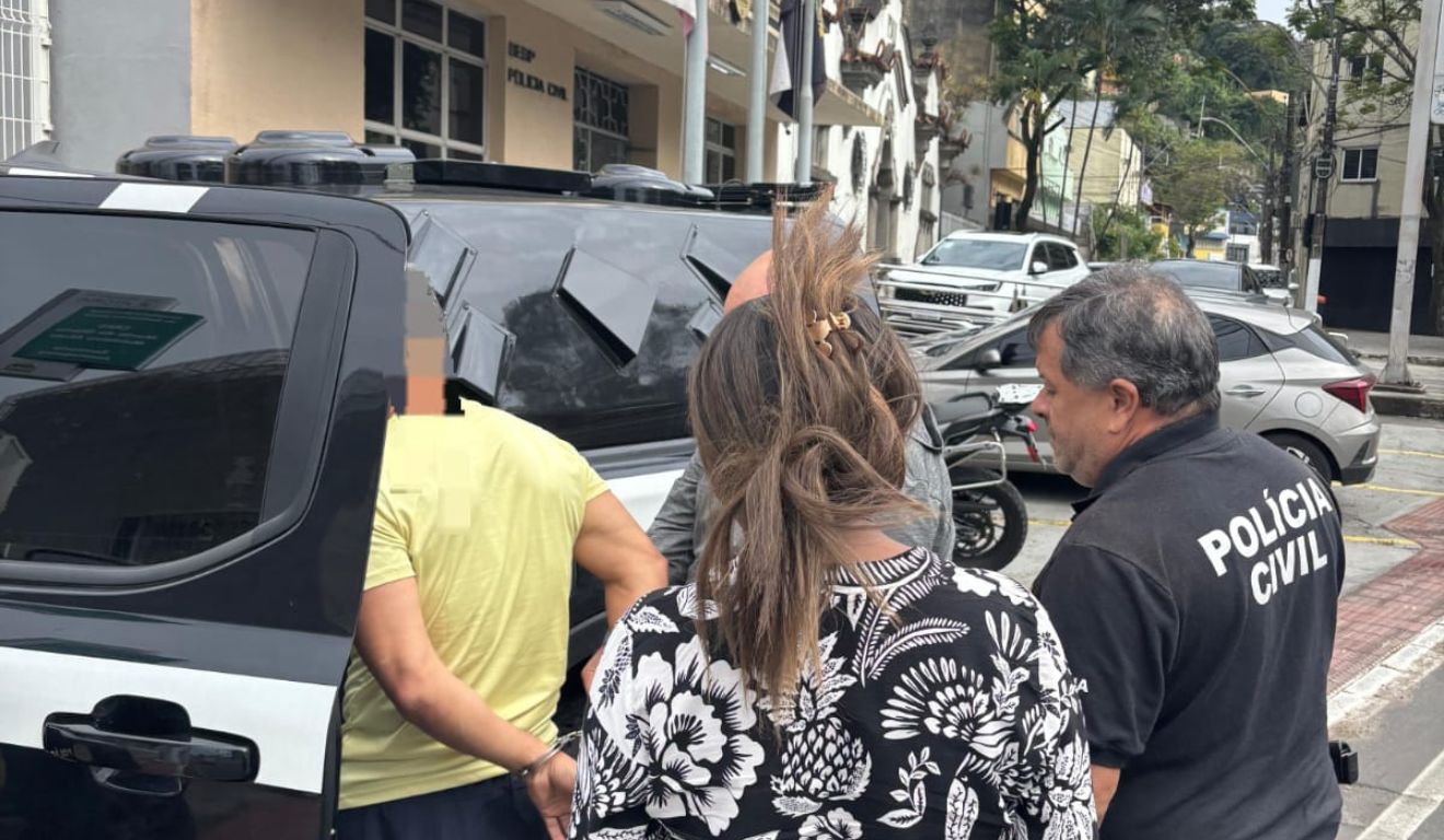 Psicanalista preso chega à Delegacia de Proteção à Criança e ao Adolescente