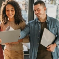 Segundo especialista em recrutamento, o momento é favorável para quem busca recolocação profissional ou o primeiro emprego.  Foto: Freepik