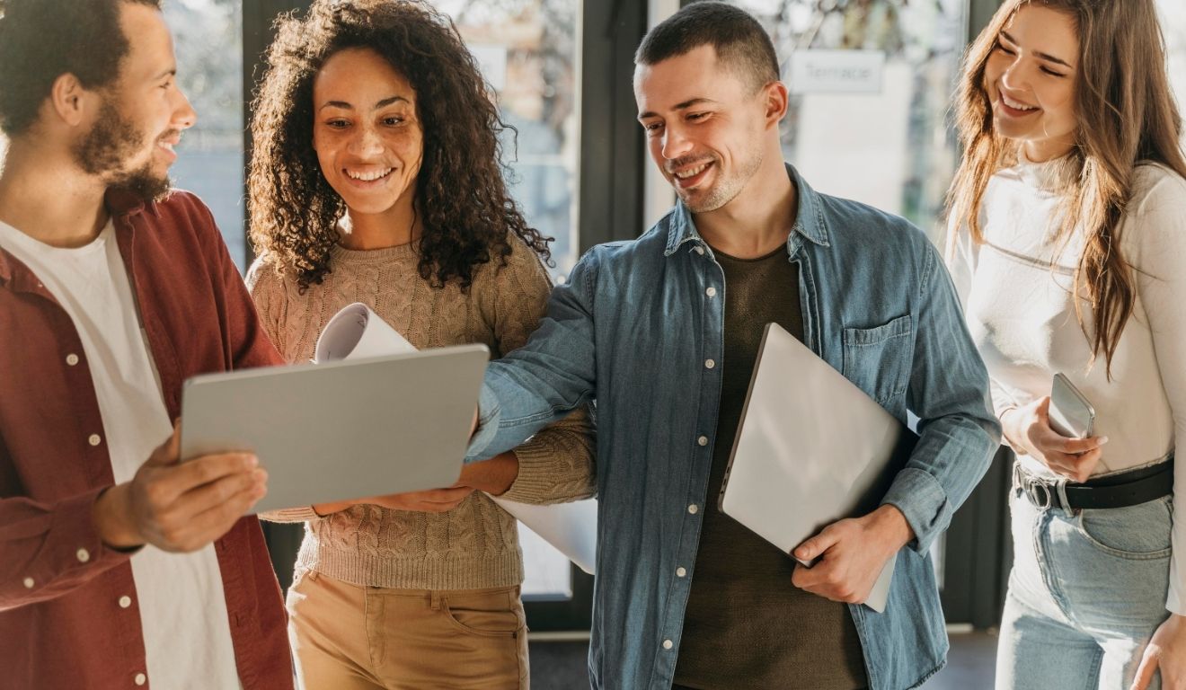 Segundo especialista em recrutamento, o momento é favorável para quem busca recolocação profissional ou o primeiro emprego.  Foto: Freepik