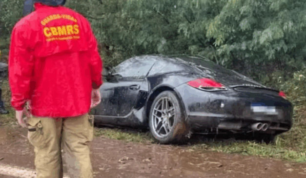 Motorista perdeu controle e veículo saiu da pista (Foto: Divulgação/Corpo de Bombeiros do RS)