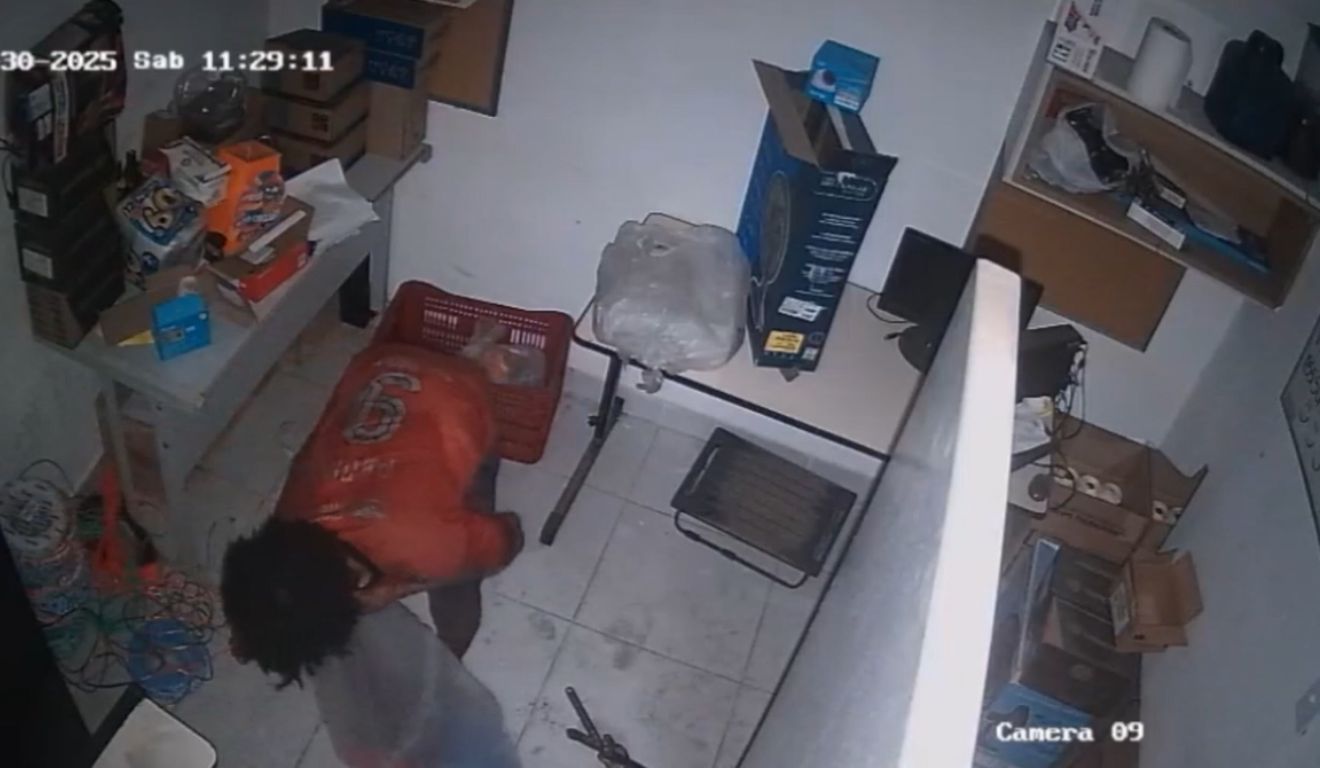 Câmeras de segurança flagraram o suspeito cometendo o furto. Foto: Reprodução/TV Vitória