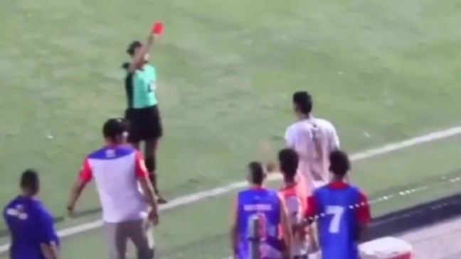 Árbitra de futebol é agredida com um tapa na cara