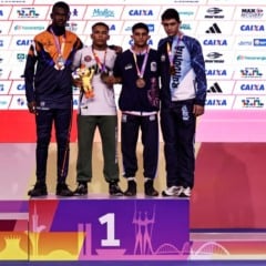 2025.09.15 - Jogos da Juventude CAIXA Brasília 2025 - Wrestling - Cerimônia de premiação da modalidade Wrestling Livre (-71kg) Masculino. A embaixadora atleta Olímpica de Wrestling Giulia Penalber entrega medalhas de bronze para Isaque de Sá Barbatto (ES) e Amir Abdollahzadeh (RO), de prata para Matheus Maxminiano de Souza (RJ) e de ouro para Luis Fernando da Costa Moraes (RR). Foto: Juliana Ávila/COB -IG: @javilaphotos / @timebrasil