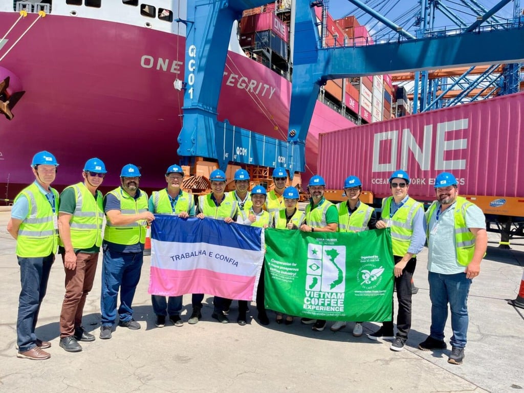 Em março, comitiva de exportadores e produtores capixabas participou de missão comercial no Vietnã. Registro no porto de Cai Mep.