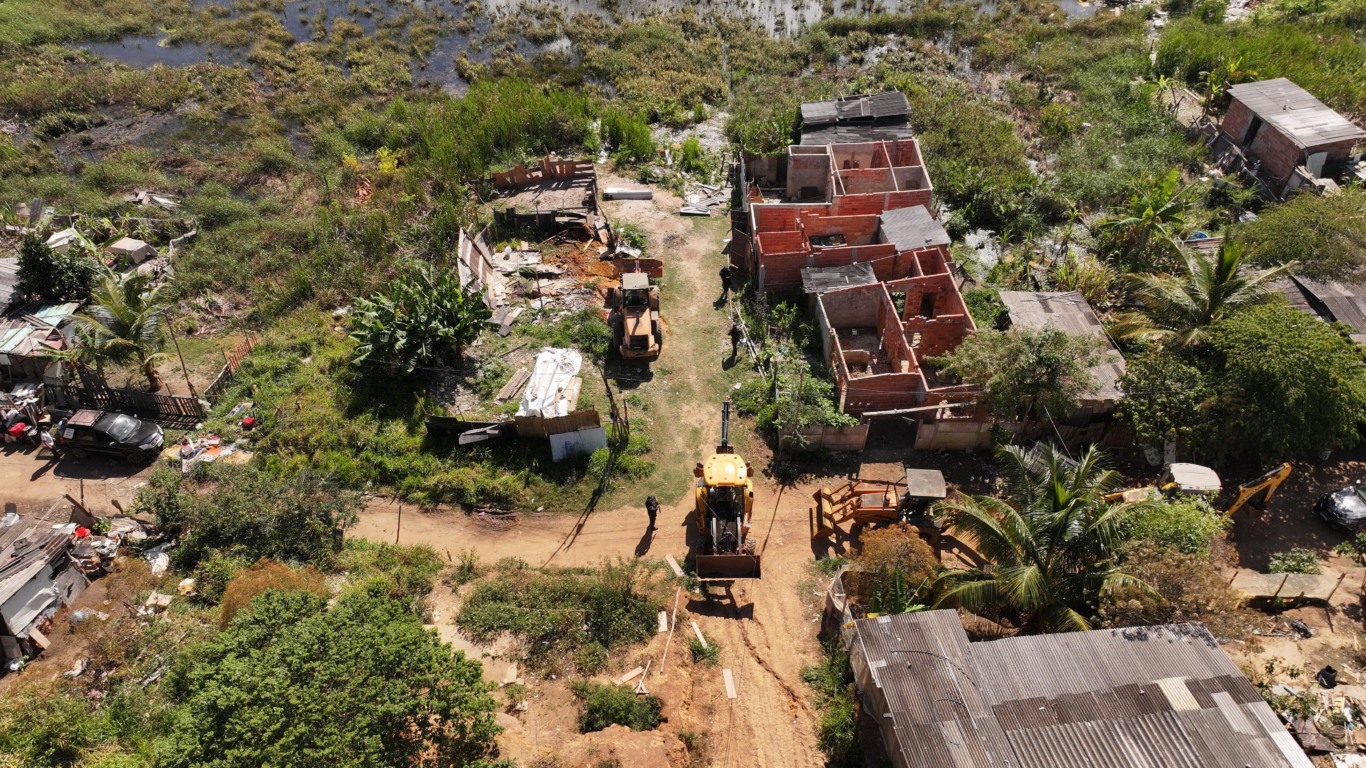 Famílias na ocupação Vila Esperança (Foto: Thiago Soares/ Folha Vitória)