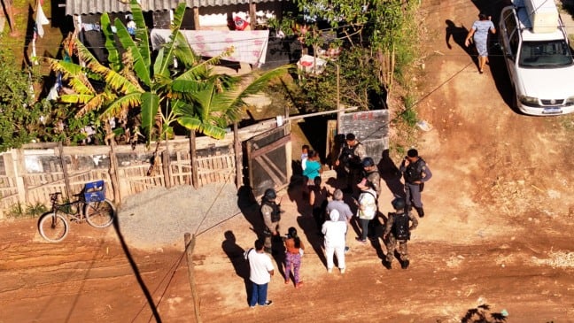 Famílias na ocupação Vila Esperança (Foto: Thiago Soares/ Folha Vitória)