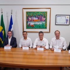 Autoridades políticas e representantes da Alugreen anunciaram o investimento de R$ 45 milhões em Linhares. Crédito: Divulgação