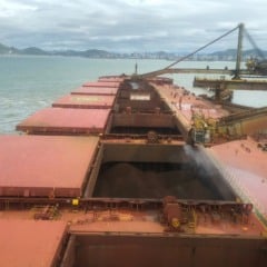 O navio da categoria Vale Max transporta 400 mil toneladas de minério de ferro e é uma das armas para vencer a concorrência com outros exportadores do produto. Crédito: Edu Kopernick